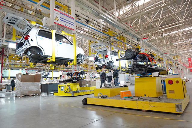 总装生产线上AGV智能搬运机器人在运送物料。本报记者  刘冰  摄.JPG