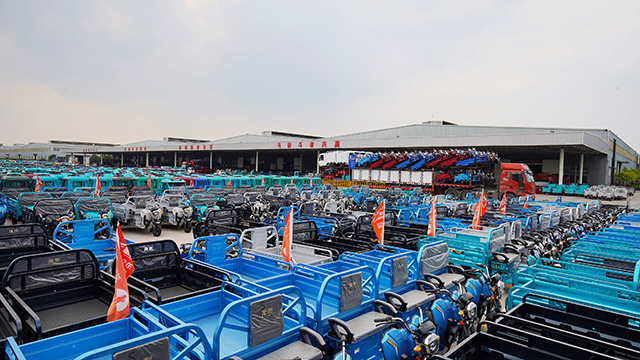 成品车整体排列等待出厂。本报记者 刘冰 摄.jpg